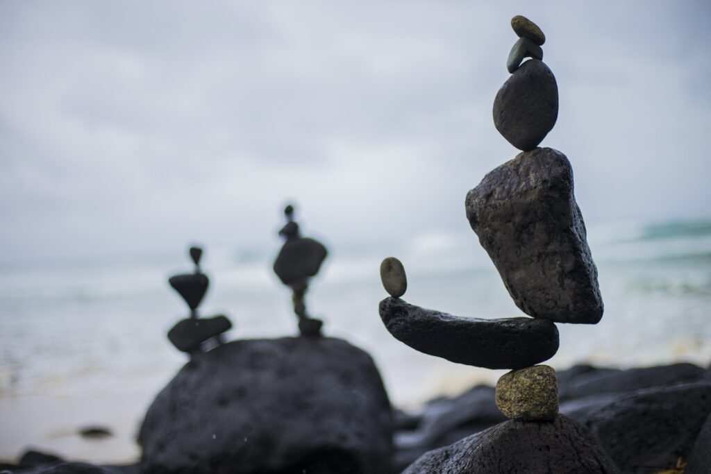 pierres alignés les unes sur les autres en bord de mer paysage zen