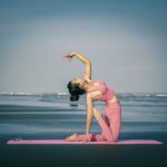 pratique du yoga en bord de mer