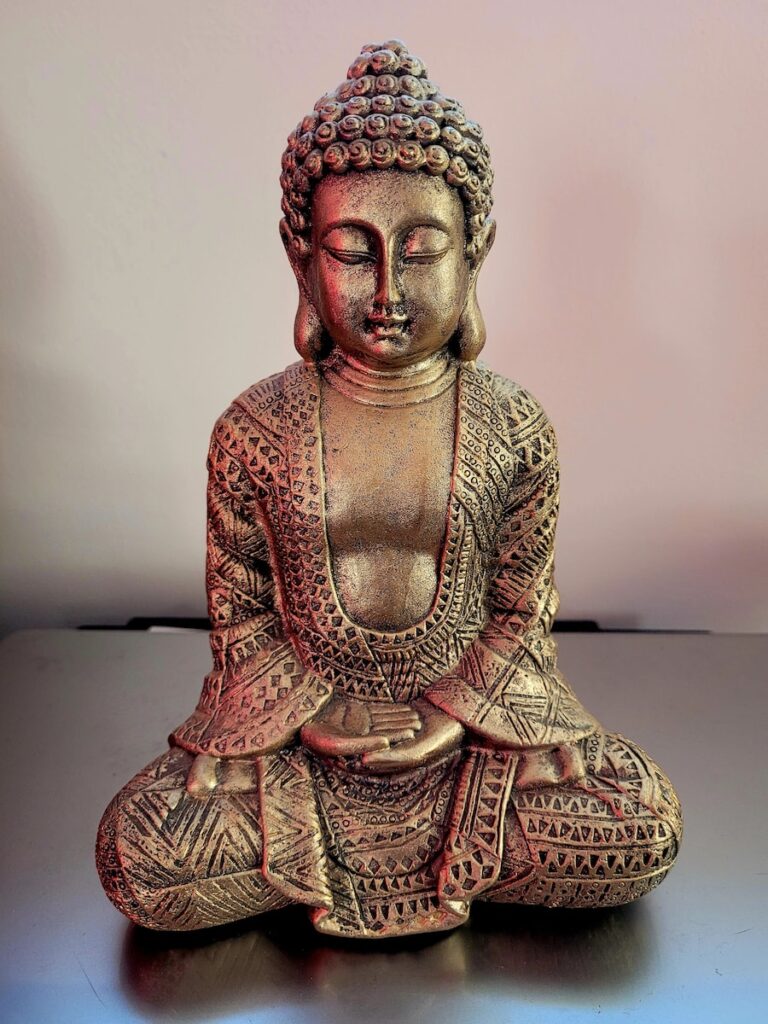 statue de bouddha sur une table